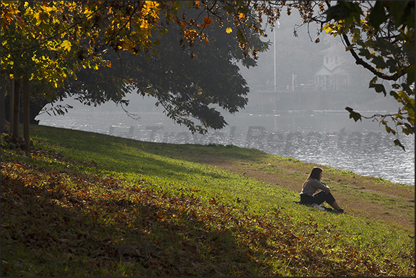 A moment of rest along the banks of Po river near the Umberto I bridge