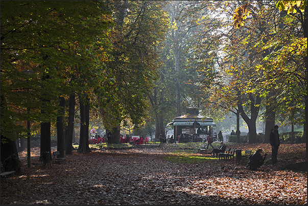 Kiosk for drinks and sandwiches along the banks of the Po river in Valentino Park