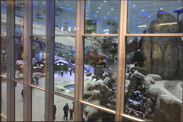 The big Emirates Mall inside which there are ski slopes, toboggan and snow games for the children