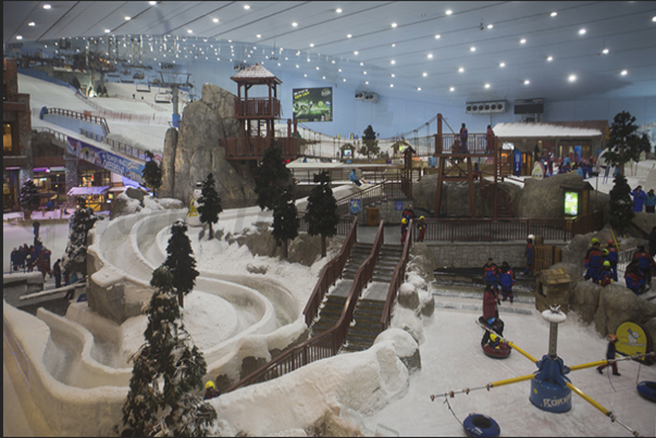 The big Emirates Mall inside which there are ski slopes, toboggan and snow games for the children