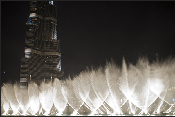 Burj Khalifa Tower In front, the spectacle of sound, light and water similar to that done in Las Vegas