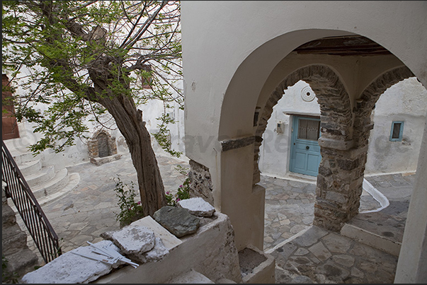 The old Naxos (Hora). A maze of alleys arranged in a circle around the Kastro, the Venetian fortress that dominates the hill