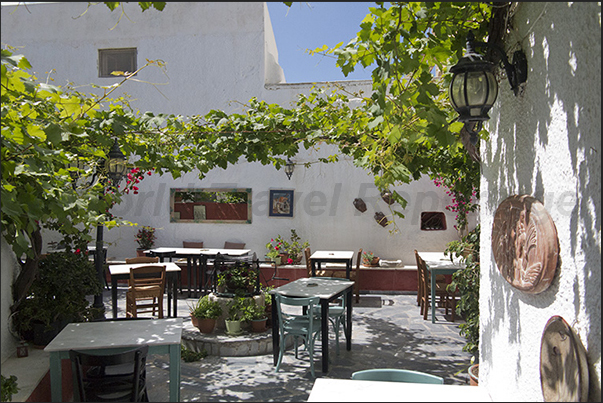 The small squares of the historic center are occupied by the tables of the taverns