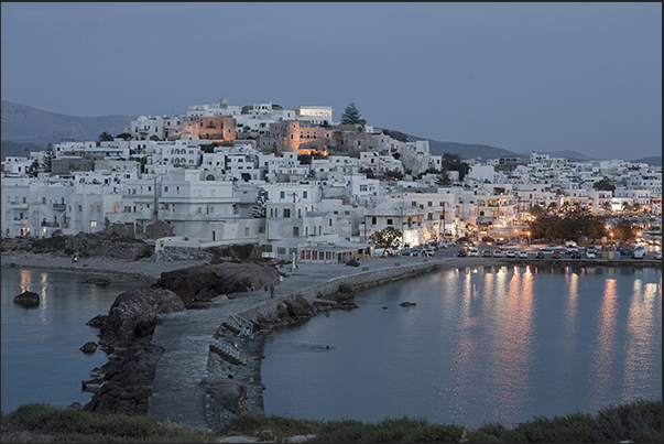 In the evening the town of Naxos comes alive with tourists looking for some souvenirs or a typical restaurant