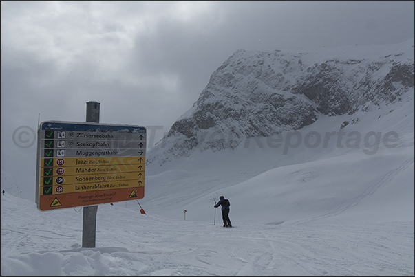 The ski day starts on the Zurs slopes below Hasenfluh (2546 m) towards Madloch Joch (2438 m)