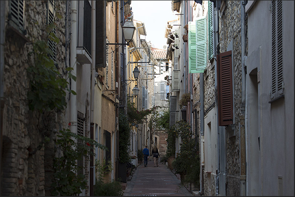 The alleys of the historic center. Rue de Bas Castelet