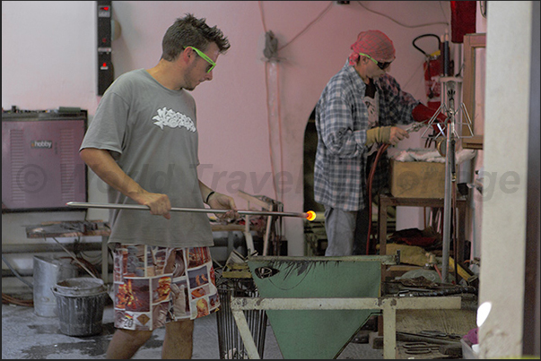 In the old glass factory, open to the public, you can see the craftsmen at work