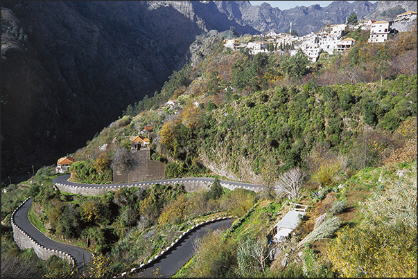 Inland road that climbs to Pico de Areeiro (1.818 m)