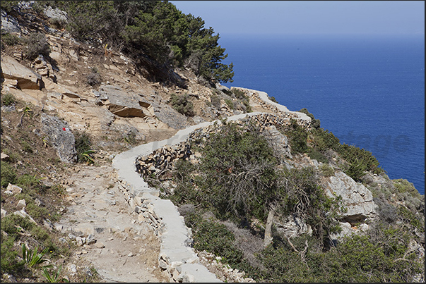 Path along the north coast leading to the caves of Polyphinos and Aghios Ioannis.