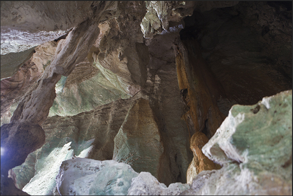 North-west coast. The caves of Koumac