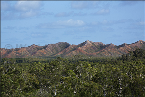 The red mountains that characterize the landscape in the northern territories