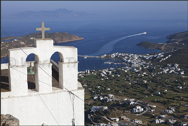 Bay with the port of Livadi and on the horizon the island of Sifnos