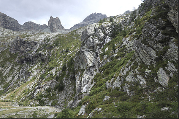 The rugged rock walls that delimit the valley where the Scarfiotti refuge is located