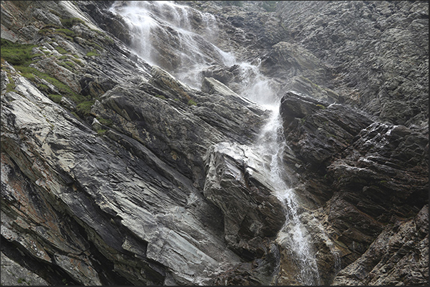 The Rochemolles torrent begins its journey in the valley with the waterfalls that flow into the basin of the Scarfiotti refuge