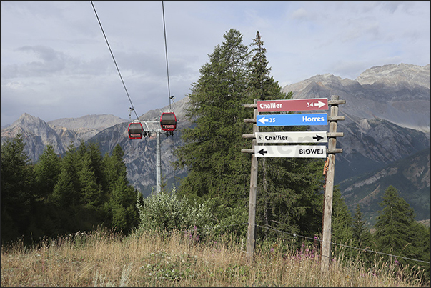 Arrival of the cable car in Fregiusia (1,944 m), well-known winter destination for skiers who frequent the Jafferau ski area