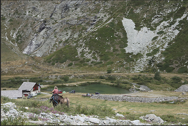 From the Sommeiller (3,009 m) hikers, not only on foot or by bicycle, return to the Scarfiotti refuge (2,165 m)