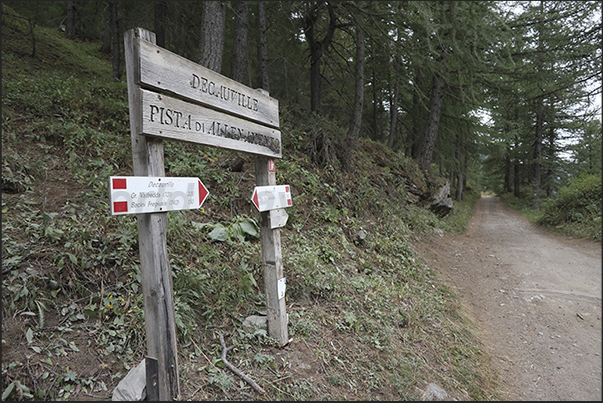 At each crossroads there are indicator signs so as not to lose the direction to follow towards the Rochemolles dam