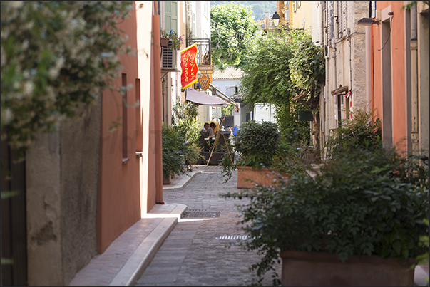 Alley between Rue Durand de Sartoux with Rue du 11 november parallel to Rue du Dr. Geoffroy