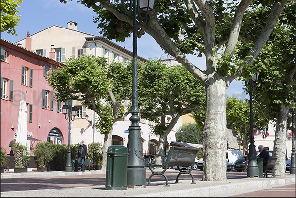 The main square on Rue Napoléon with the town hall