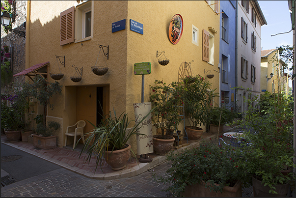 Crossroads between Rue de Verdun and Rue de la République