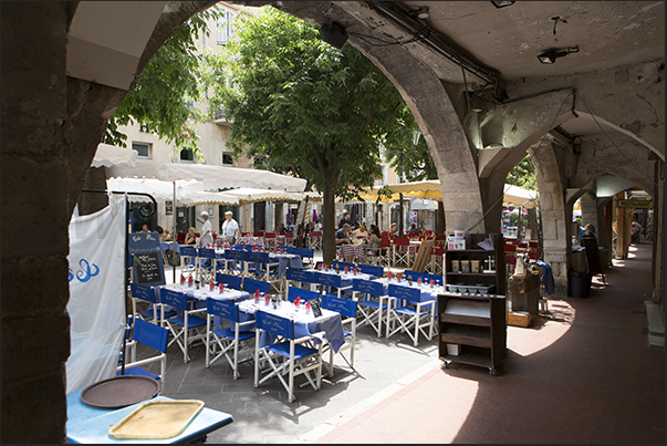 Restaurants in Aux Aires square