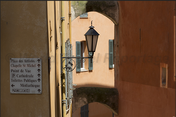 Alleyway leading from Place du Petit Puy to Place de la Poissonnerie