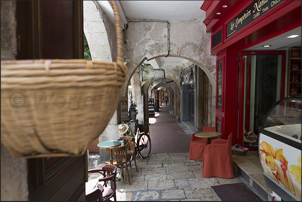 The arcade in Aux Aires square