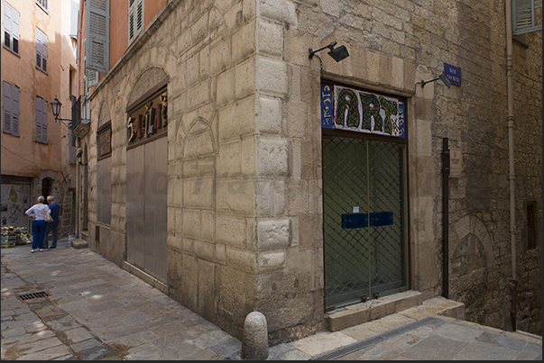 Alleys near Place aux Herbes