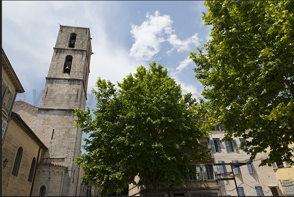 Place du 24 Aoűt behind the cathedral