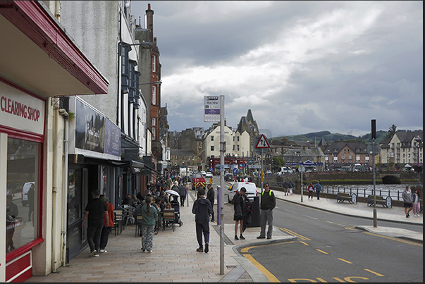 Pubs, restaurants and shops on Oban seafront