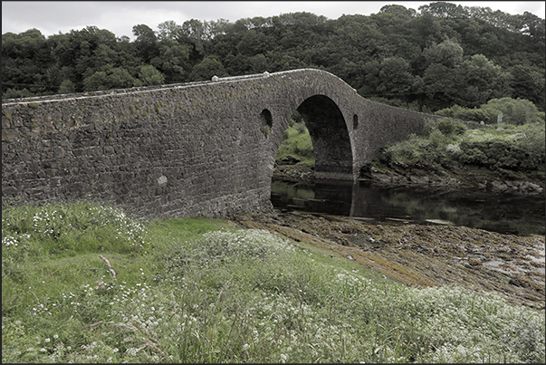 Clachan Bridge which connects the coast with Clachan Island