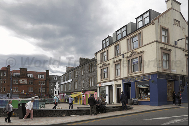 Pubs, restaurants and shops on Oban seafront