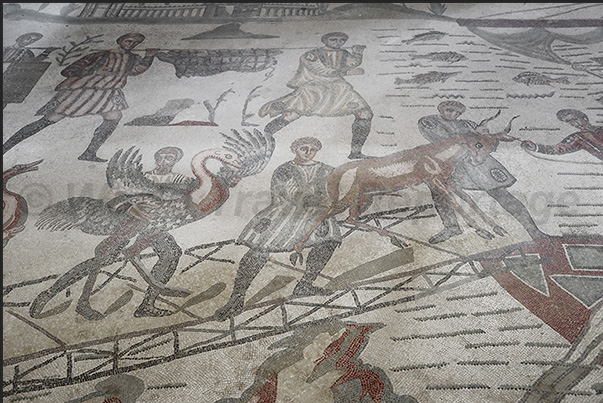 Corridor of the Great Hunt, loading live and hunted animals onto a boat Corridor of the Great Hunt, loading live and hunted animals onto a boat