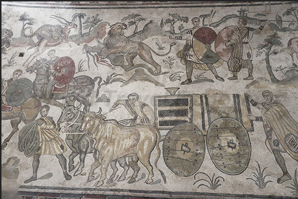 Corridor of the Great Hunt, hunting scenes of a lion, an antelope (top) and a cart for transporting the animals Corridor of the Great Hunt, hunting scenes of a lion, an antelope (top) and a cart for transporting the animals