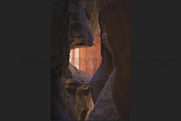 Each step in the Al-Siq Canyon, is a discovery of shadows and lights that fascinate the visitor
