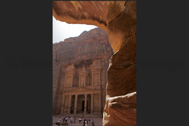 At the exit of the canyon, the temple of El-Khasneh is revealed in all its beauty