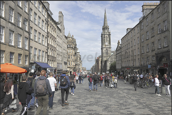 Royal Mile, the street that connects the Castle to the Palace of Holyroodhouse with restaurants and shops