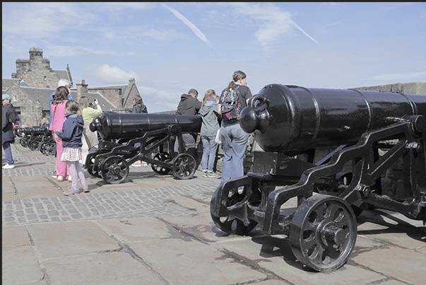 Cannons aimed to the valley lined up on the walls of Edinburgh Castle