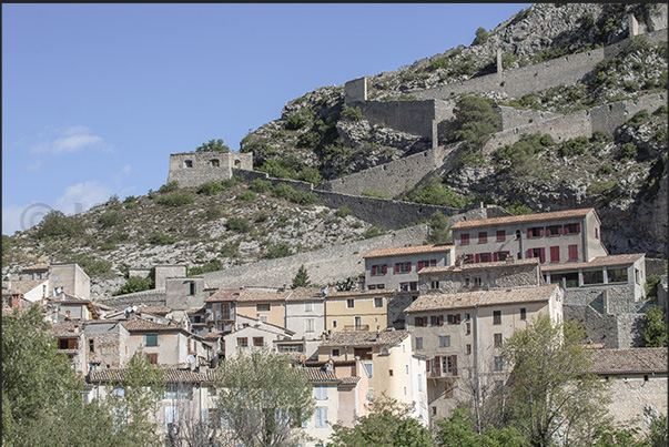 The beginning of the zigzag path to climb to the fortress