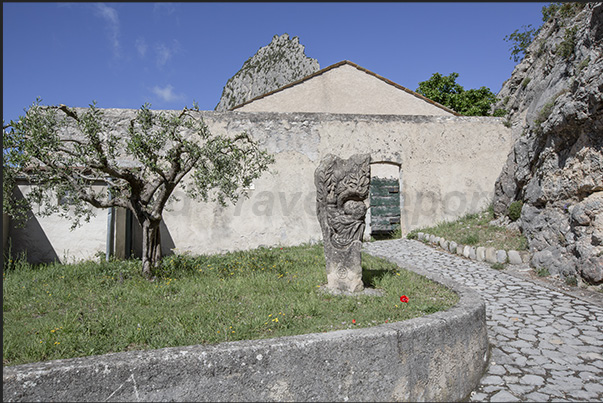 The beginning of the zigzag path to climb to the fortress