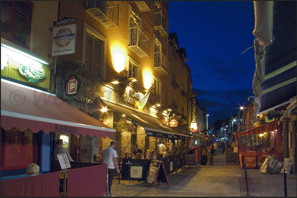 In the evening the streets of Galway crowd of tourists in search of a pub to drink a beer and enjoy dishes mainly based on fish
