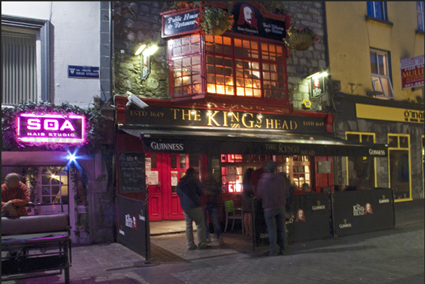 In the evening, the streets of Galway crowd of tourists in search of a pub to drink a beer and listen Irish music