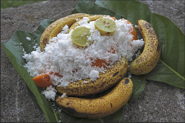 A typical dish of the island are bananas, mangoes and papayas, eaten with chopped coconut splash of lemon