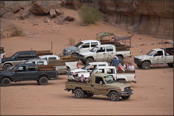The 4x4 carrying tourists to visit the oases and the archaeological sites in the desert