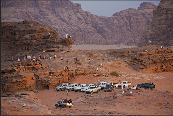 Tourists waiting the sunset in the desert mountains, one of the beautiful moments of the visit to Wadi Rum