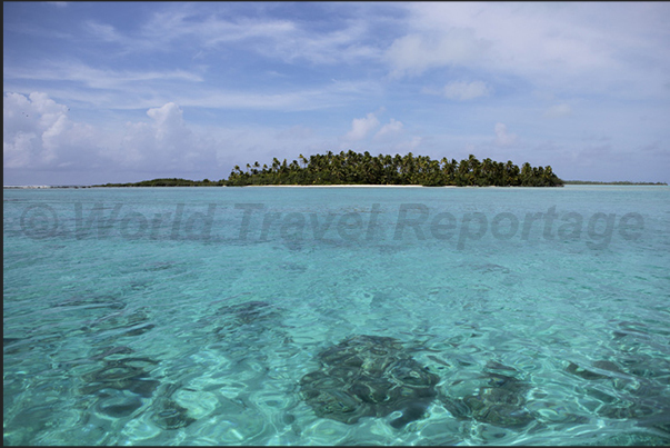The uninhabited island of Moturakau located in the south lagoon near the Rapota Island