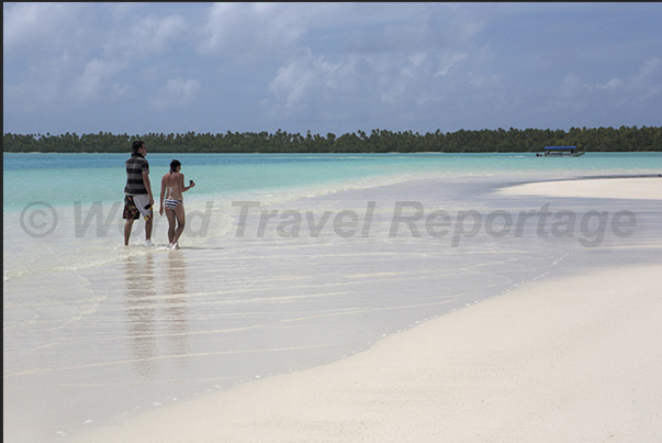 South tip of the reef. From the sand bank, Tekopua island is reached by walking through the shallow waters of the lagoon