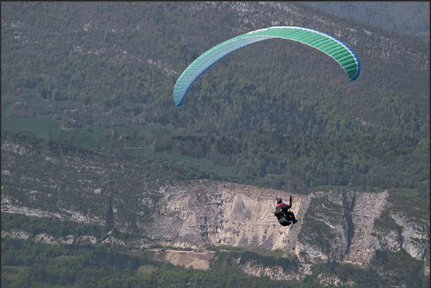 Flying to the rock cliffs of the south west coast of the lake of Annecy