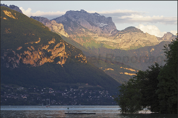 Sunset over the mountains that overlook the Annecy Lake