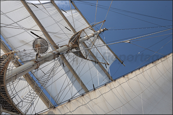 Square sails on the fore mast